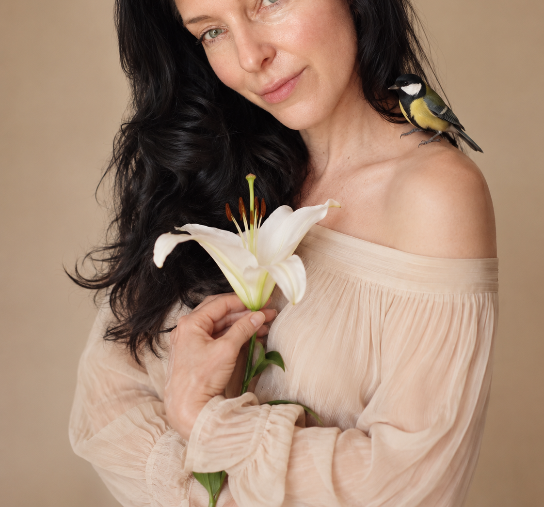 Mia Manca Cvetko s tico in rožo — Axis Harmonia